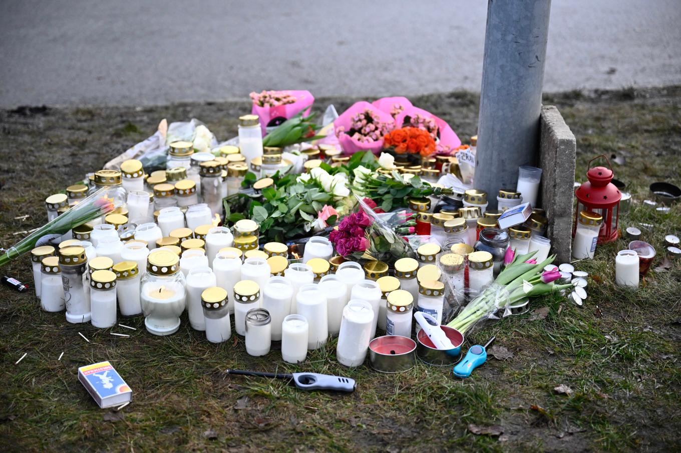 Blommor och ljus dagen efter skolskjutningen på Risbergska skolan i Örebro där minst 11 personer miste sina liv. Foto: Christine Olsson/TT