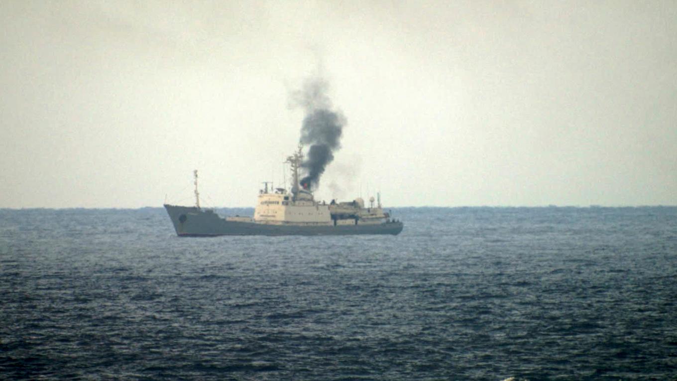 En av bilderna som AP har tagit emot, som visar hur rök stiger från det ryska spaningsfartyget Kildin utanför Syriens kust. Foto: AP/TT