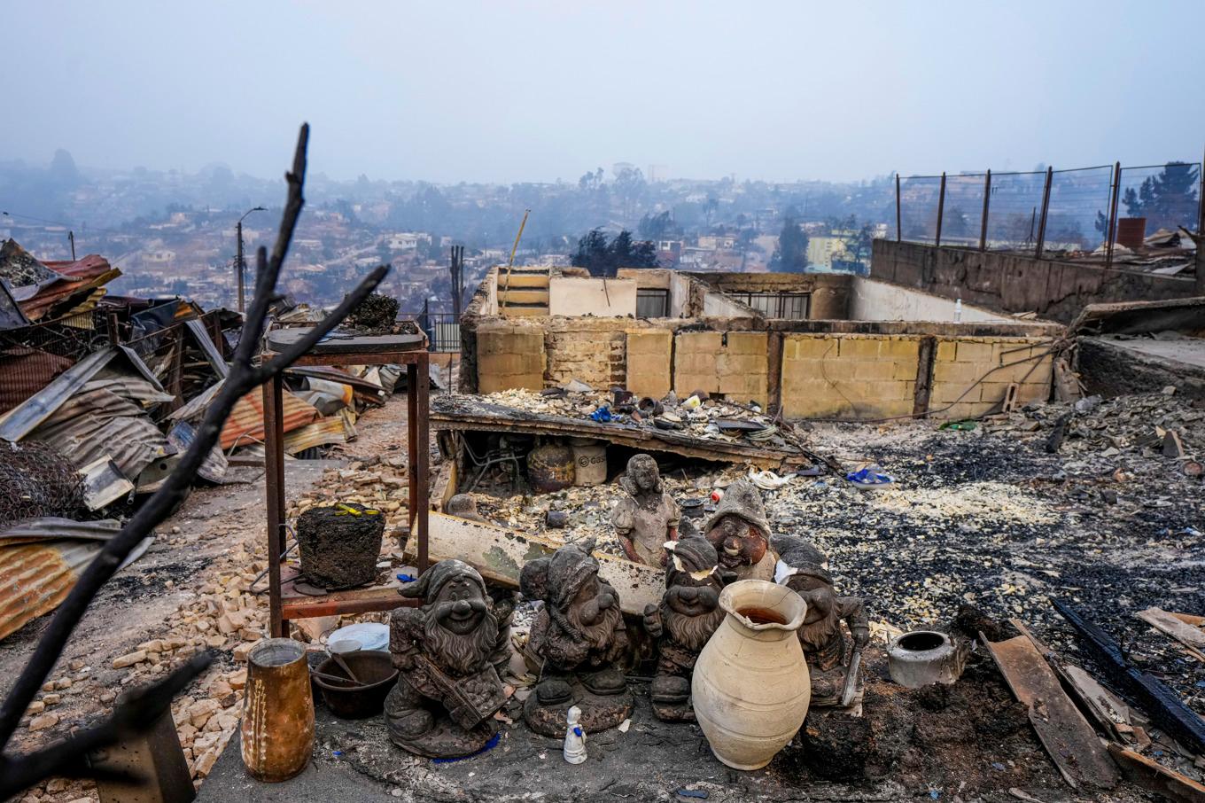 Bild från i fjol, då fler än 100 person omkom i skogsbränder i Chile. Foto: Esteban Felix/AP/TT