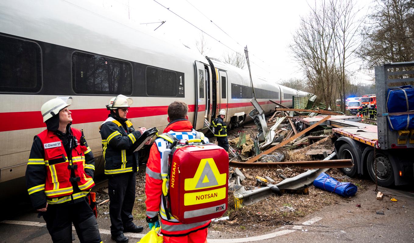 Räddningspersonal vid tåget i Hamburg. Foto: Daniel Bockwoldt/AP/TT