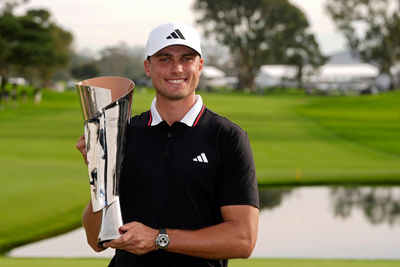 Ludvig Åberg poserar med sin pokal efter vinsten i San Diego. Foto: Gregory Bull/AP/TT