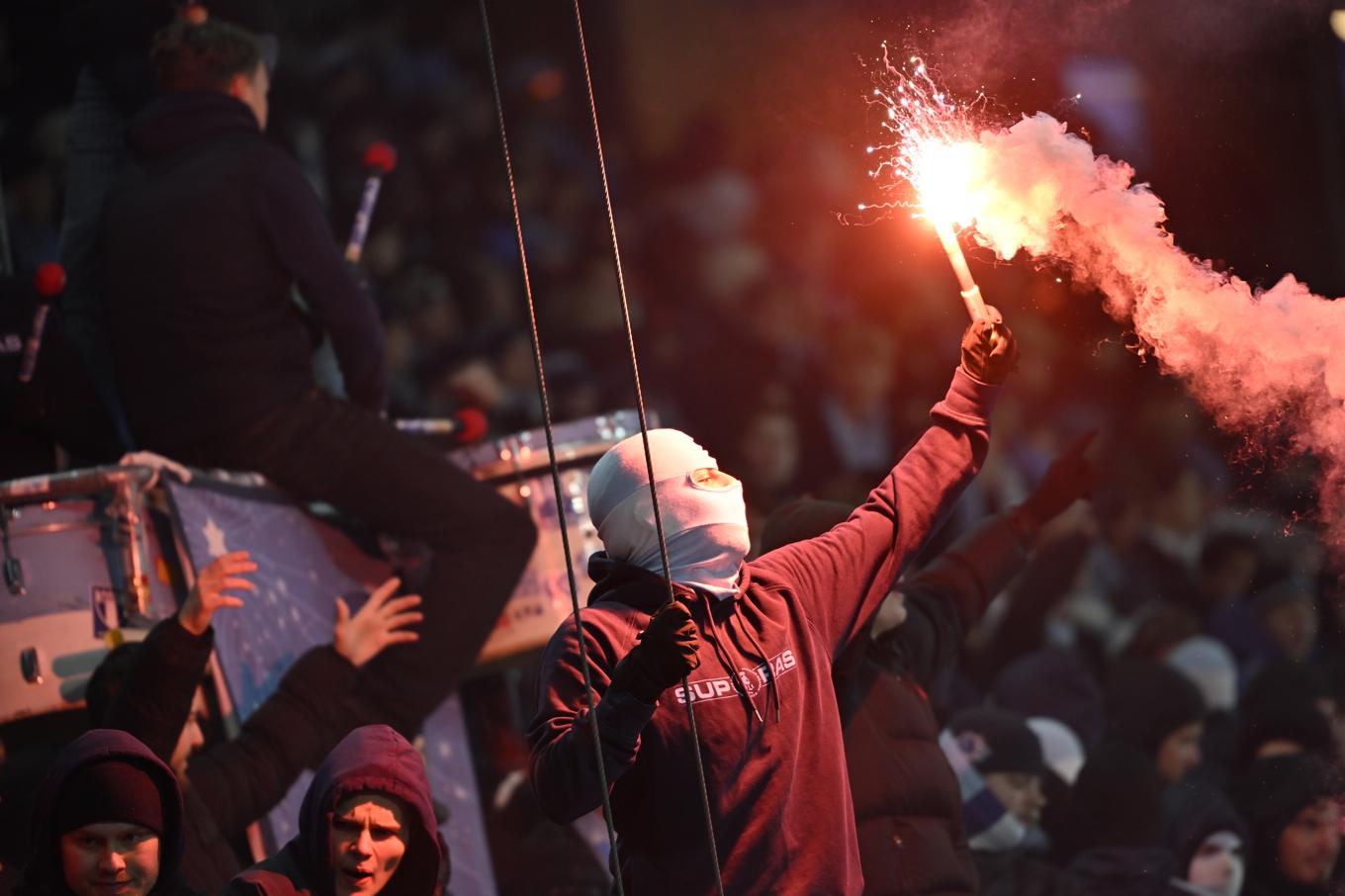 Användningen av pyroteknik från supportrarna är en av anledningarna till att Malmö FF nu behöver betala böter. Arkivbild. Foto: Johan Nilsson/TT