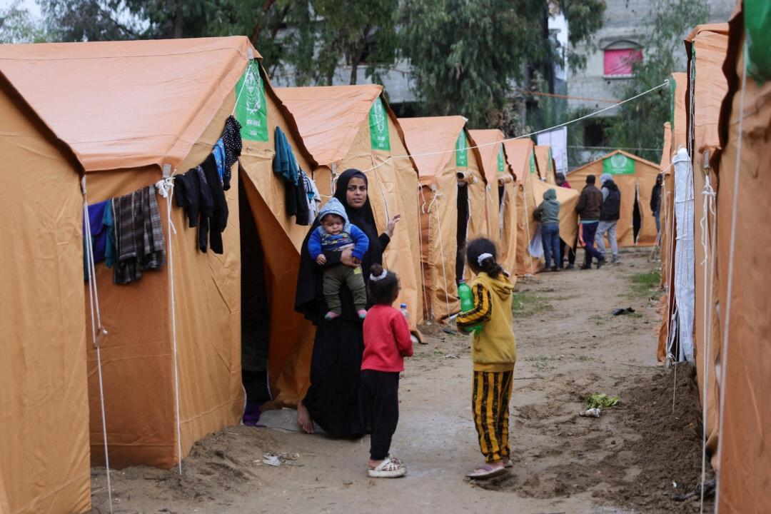 Palestinska familjer i tält i närheten av sina förstörda hus i Jabalia i norra Gazaremsan. Israels militär förbereder nu för ett möjligt scenario där många av dem flyttar därifrån. Foto: Bashar Taleb/AFP