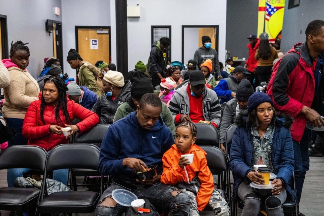 Migranter vid ett hjälpcenter i Chelsea, Massachusetts. Foto: Joseph Prezioso/AFP via Getty Images