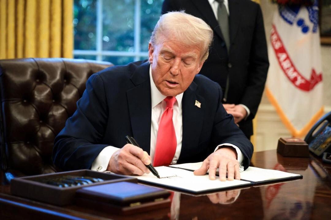 USA:s president Donald Trump skriver under en presidentorder. Alex Wong/Getty Images