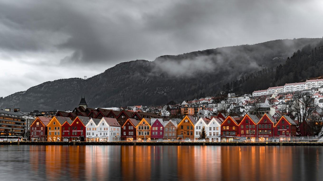 I Norge bor det nästan 5,6 miljoner människor. På bilden ser man Bryggen i norska Bergen. Foto: Michael Fousert