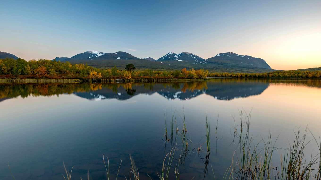 Abisko nationalpark med sjön Vuolio Njáhkájávri i förgrunden. Kungsleden följer Abiskojåkka, som forsar genom Abisko kanjon och mynnar ut i Torneträsk. Foto: Shutterstock