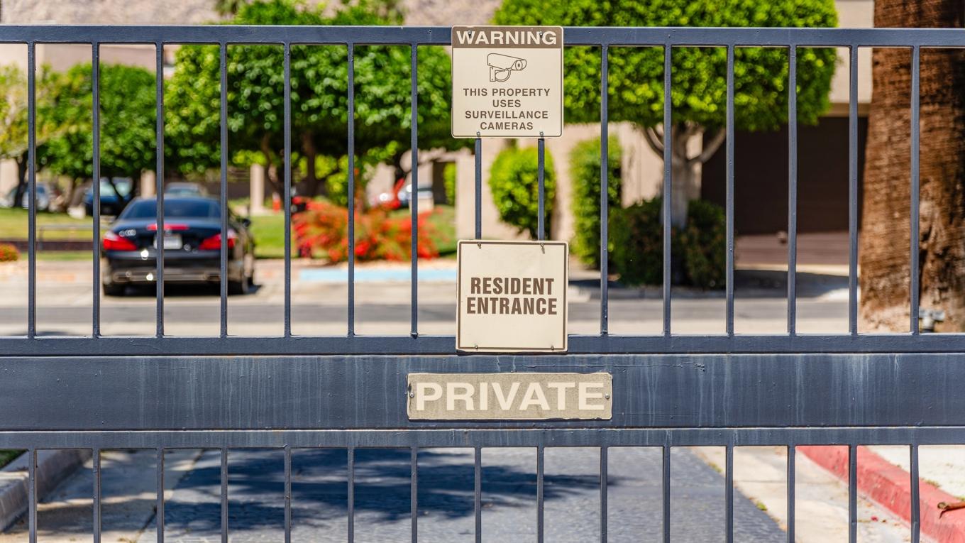 Ett substitut till fenomenet ”gated community” kan komma att växa fram i Sverige på grund av ökad kriminalitet. Foto: Heidi Besen/Shutterstock
