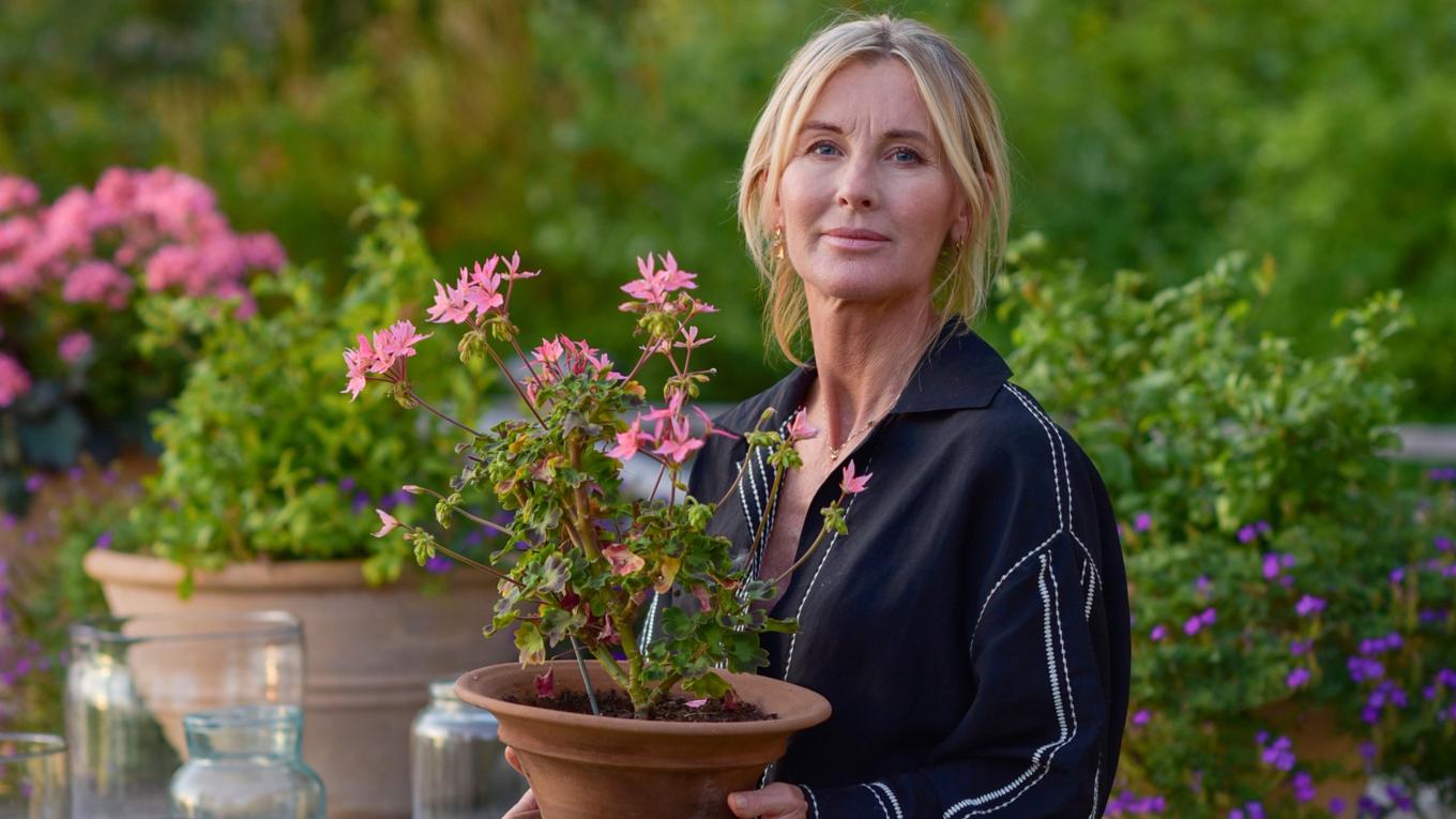 Victoria Skoglund, årets pelargonambassadör, med stjärnpelargonen ’Summer Twist Rose’. Foto: Blomsterfrämjandet