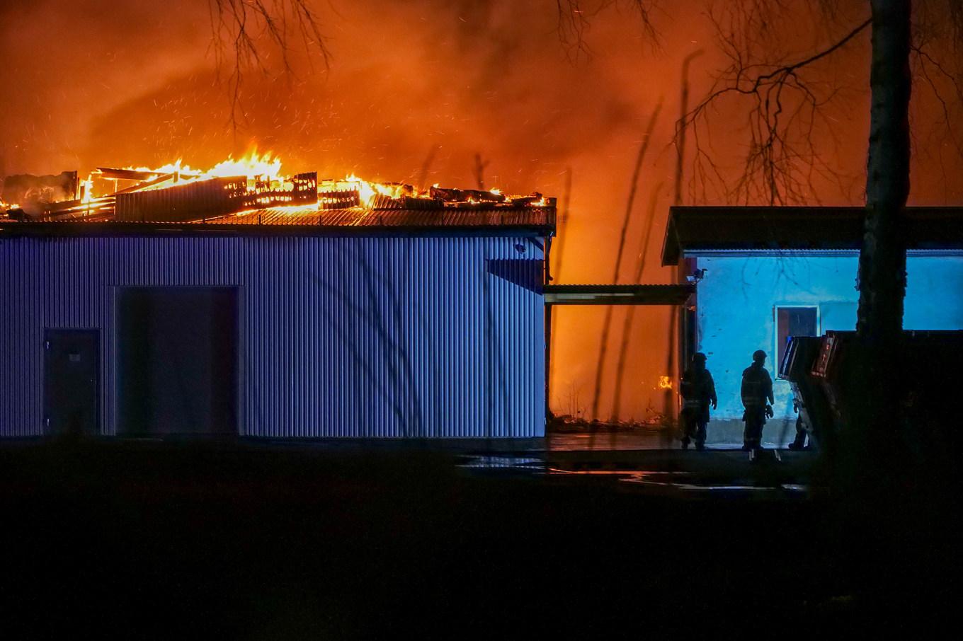 En kraftig brand bröt ut i en industri i Lönsboda under natten till torsdagen. Foto: Mikael Nilsson/TT
