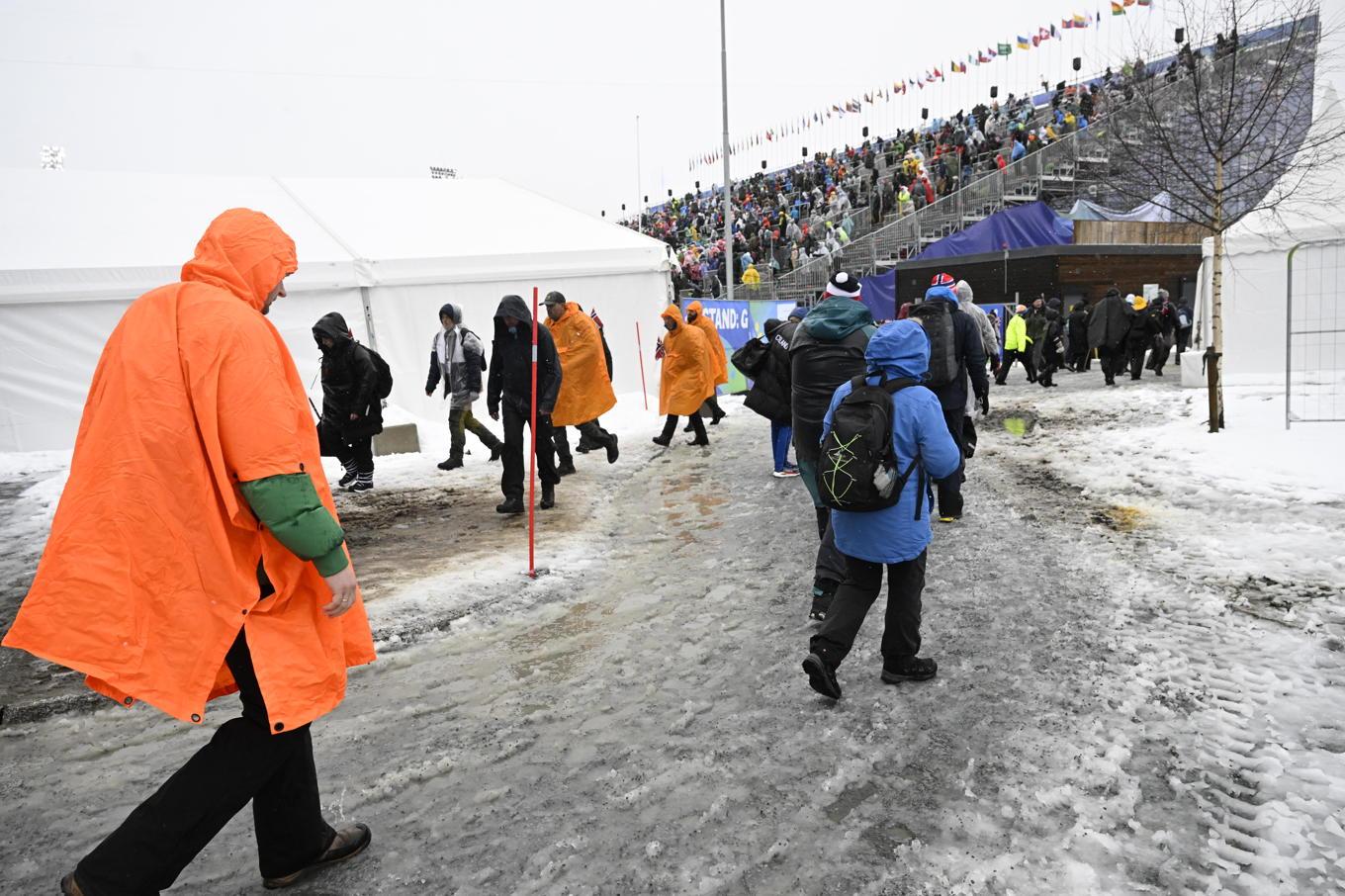 Efter regn, snö och slask är det nu vinden som ställer till det under skid-VM i Trondheim. Foto: Fredrik Sandberg/TT