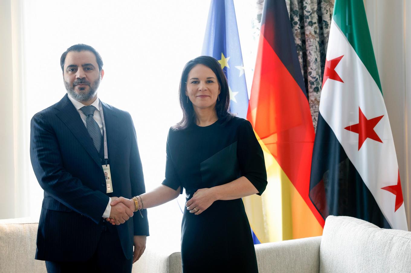 Syriens utrikesminister Asaad al-Shaibani (till vänster). På bilden träffar han Tysklands utrikesminister Annalena Baerbock i samband med säkerhetskonferens i München i mitten av februari. Foto: Michaela Stache/AP/TT