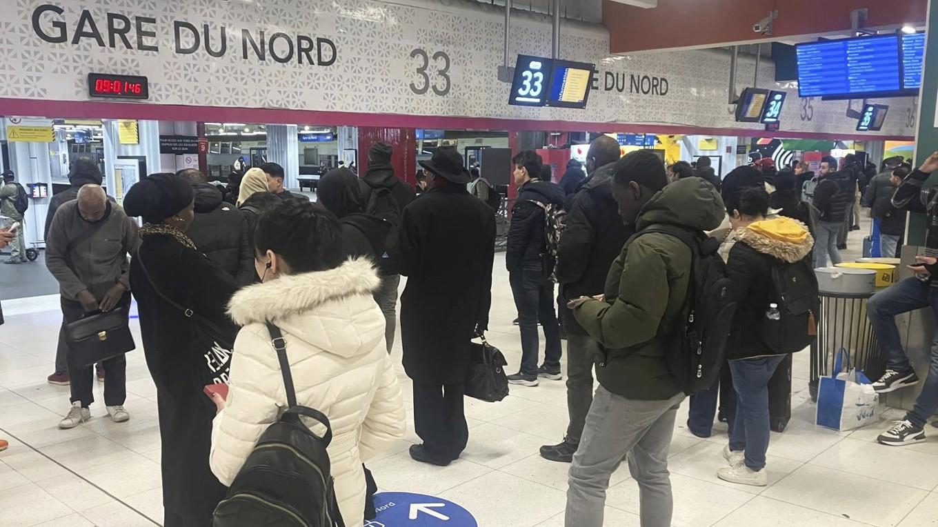 Väntande passagerare på Gare du Nord i Paris på fredagen. Foto: Samuel Petrequin/AP/TT