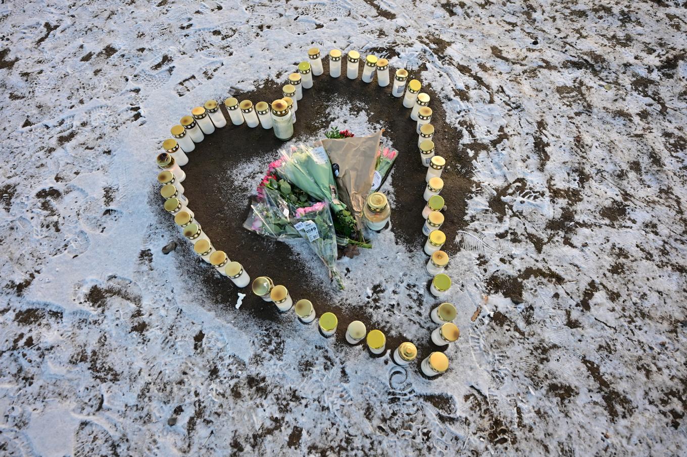 Ljus och blommor på minnesplatsen utanför Campus Risbergska i Örebro där tio personer dog i en skolskjutning. Foto: Björn Larsson Rosvall/TT