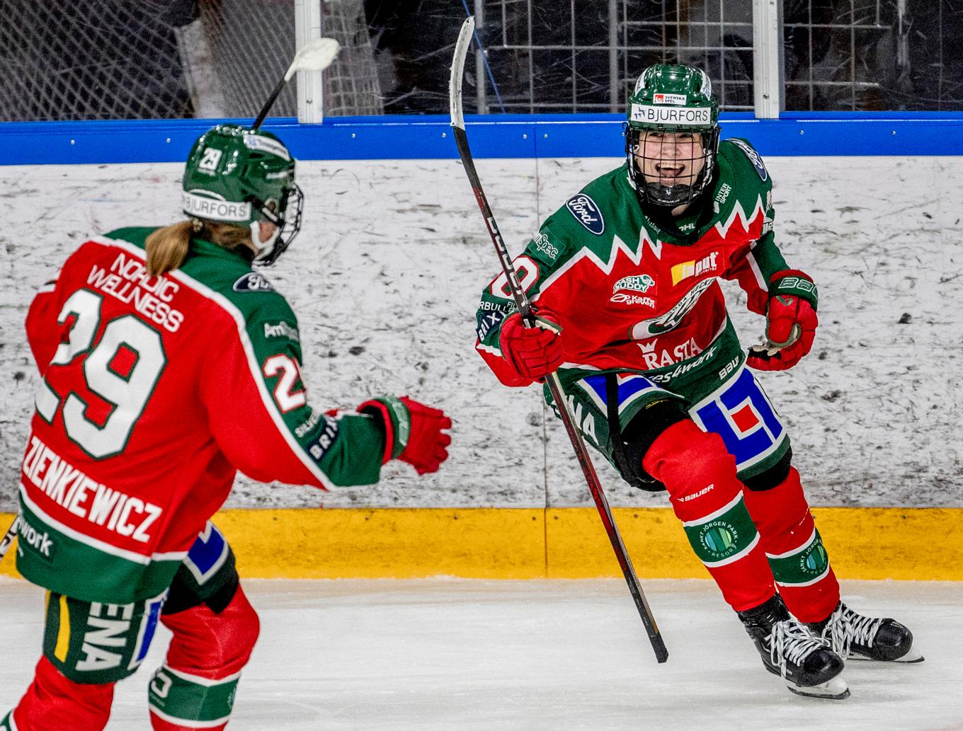 Frölundas Emilia Vesa (till höger) avgjorde den andra finalen mot Luleå. Arkivbild. Foto: Adam Ihse/TT