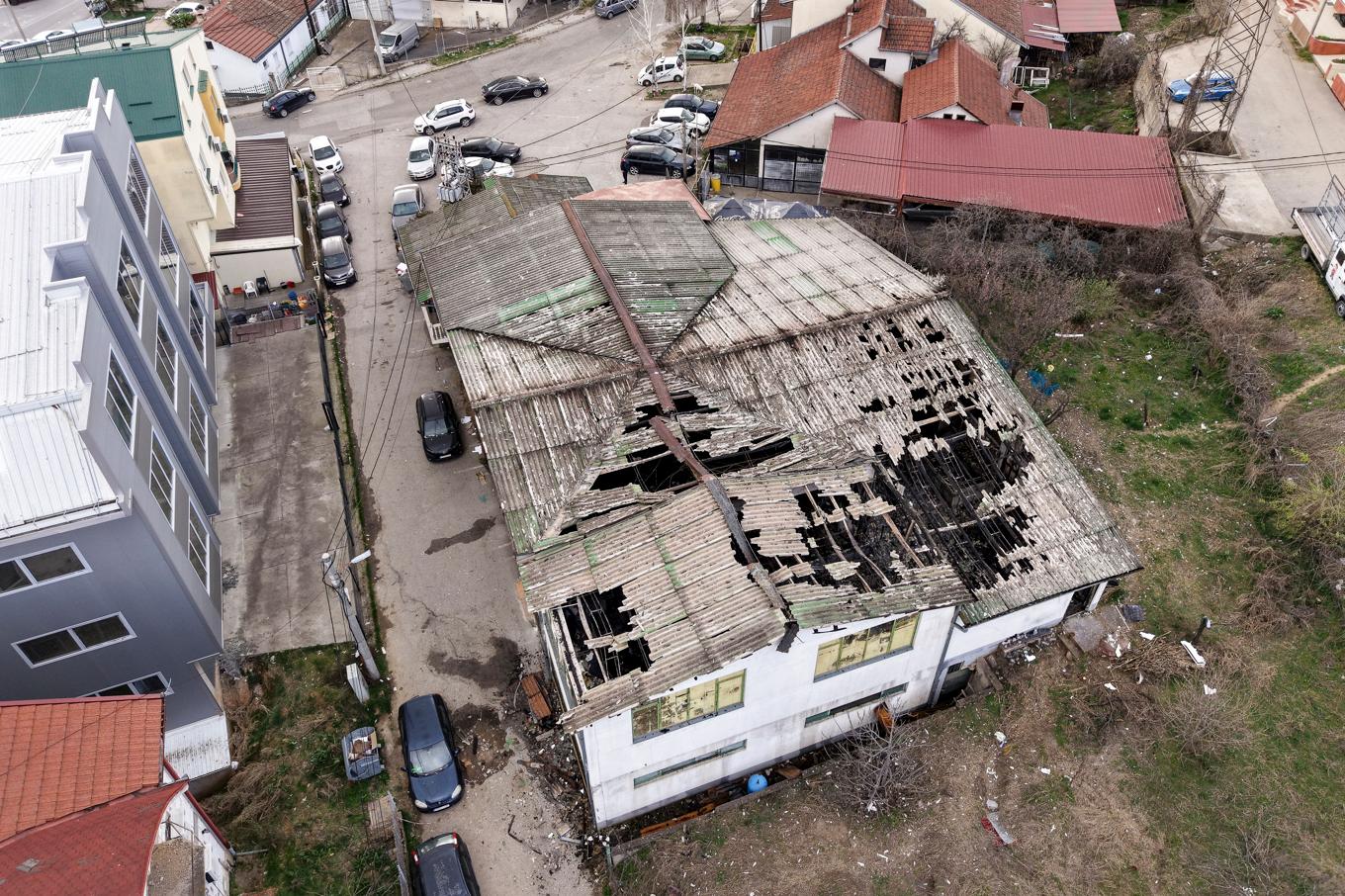 Den eldhärjade byggnaden i Kocani. Korruption och mutbrott misstänks ha bidragit till dödsbranden. Foto: Armin Durgut/AP/TT