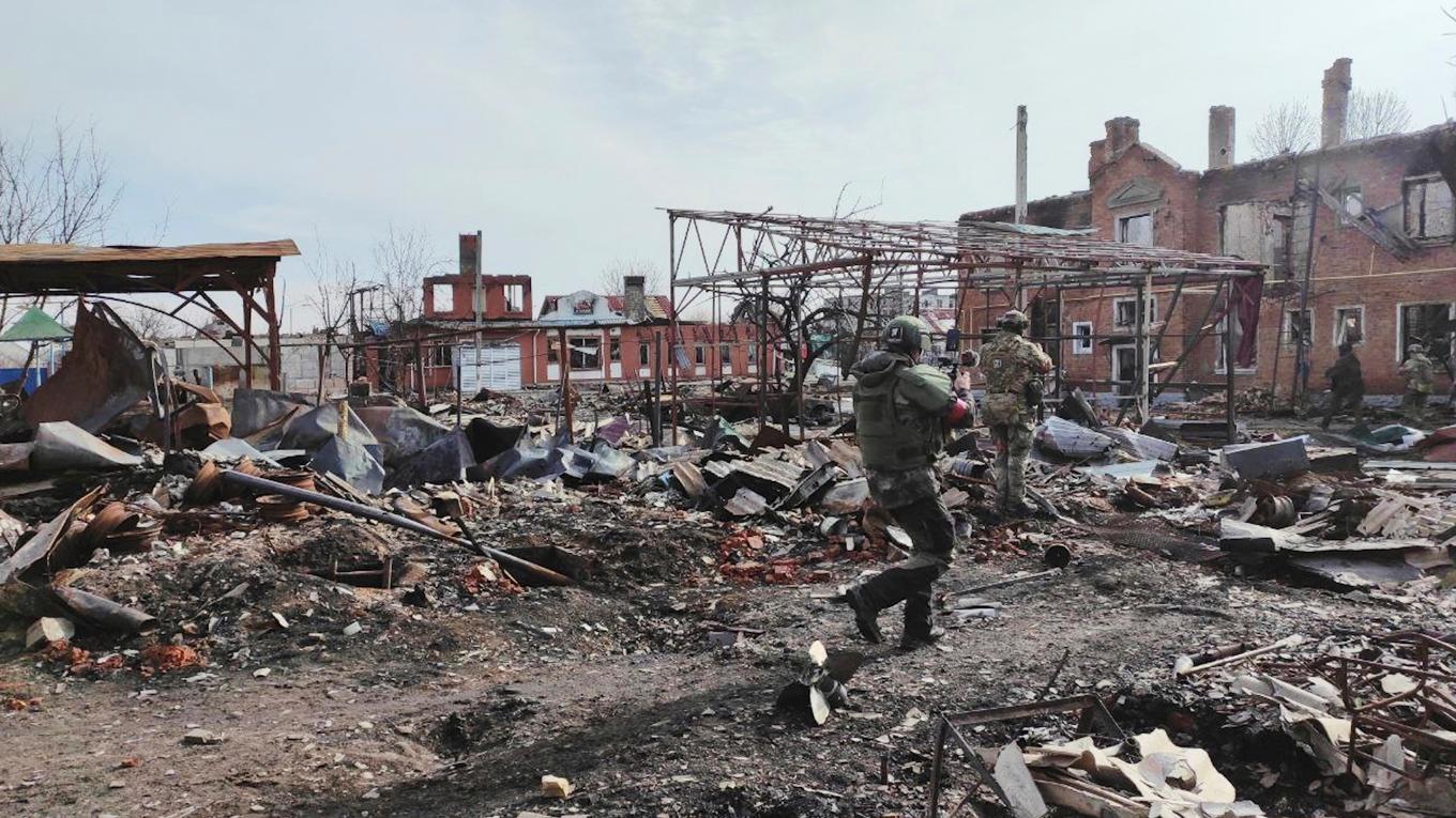En bild distribuerad av Rysslands försvarsdepartement från Sudzja, den största staden i Kursk-regionen. Ryssland sade sig ha tagit kontroll över staden 13 mars. Foto: Rysslands försvarsdepartement via AP