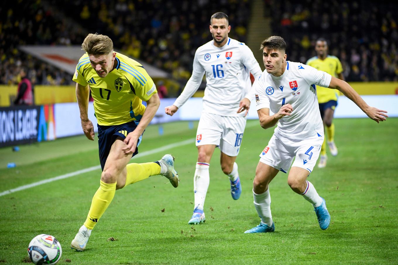 Det kritiserade gräset på Strawberry arena byts ut mot hybridgräs i ett test. Här Viktor Gyökeres i matchen mot Slovakien i höstas. Arkivbild Foto: Jakob Åkersten Brodén/TT