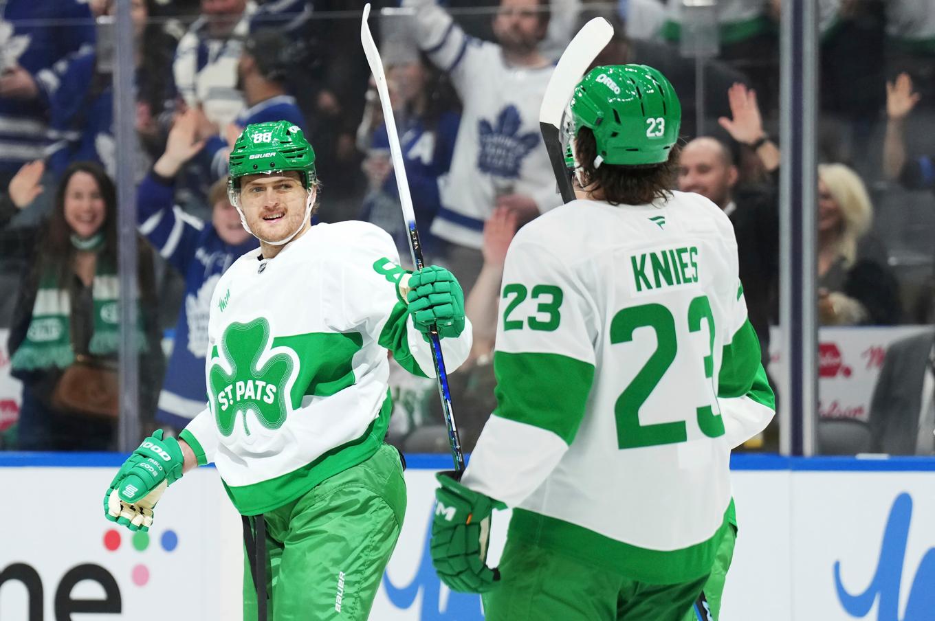 Torontos William Nylander, till vänster, firar efter att ha satt sitt mål. Laget hade dagen till ära bytt sitt matchställ på grund av Saint Patrick’s Day. Foto: Nathan Denette/AP/TT