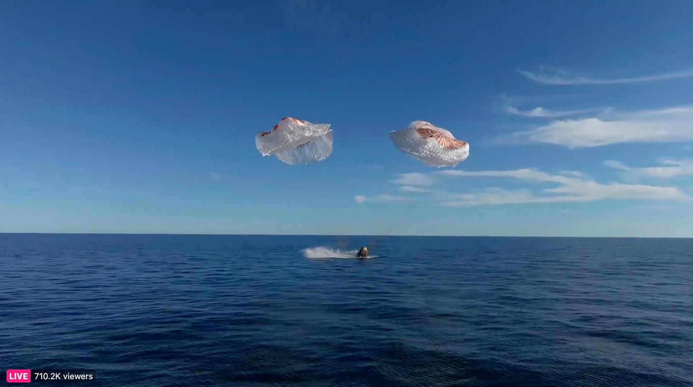 Ögonblicket när Space X-kapseln landade utanför Floridas kust. Foto: SpaceX/AP/TT