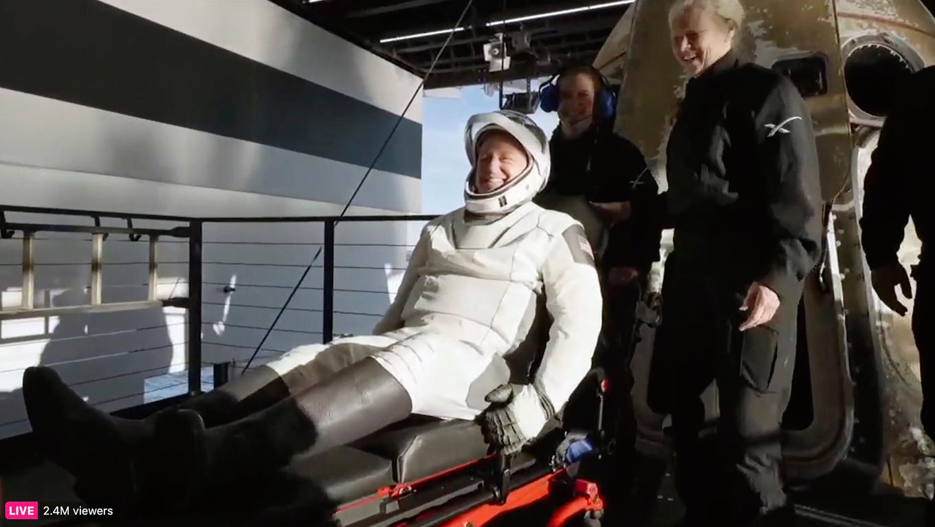 Butch Wilmore får hjälp ut ur Space X-kapseln och rullar iväg. Nu behöver han lära sig att gå igen. Foto: Space|X AP/TT
