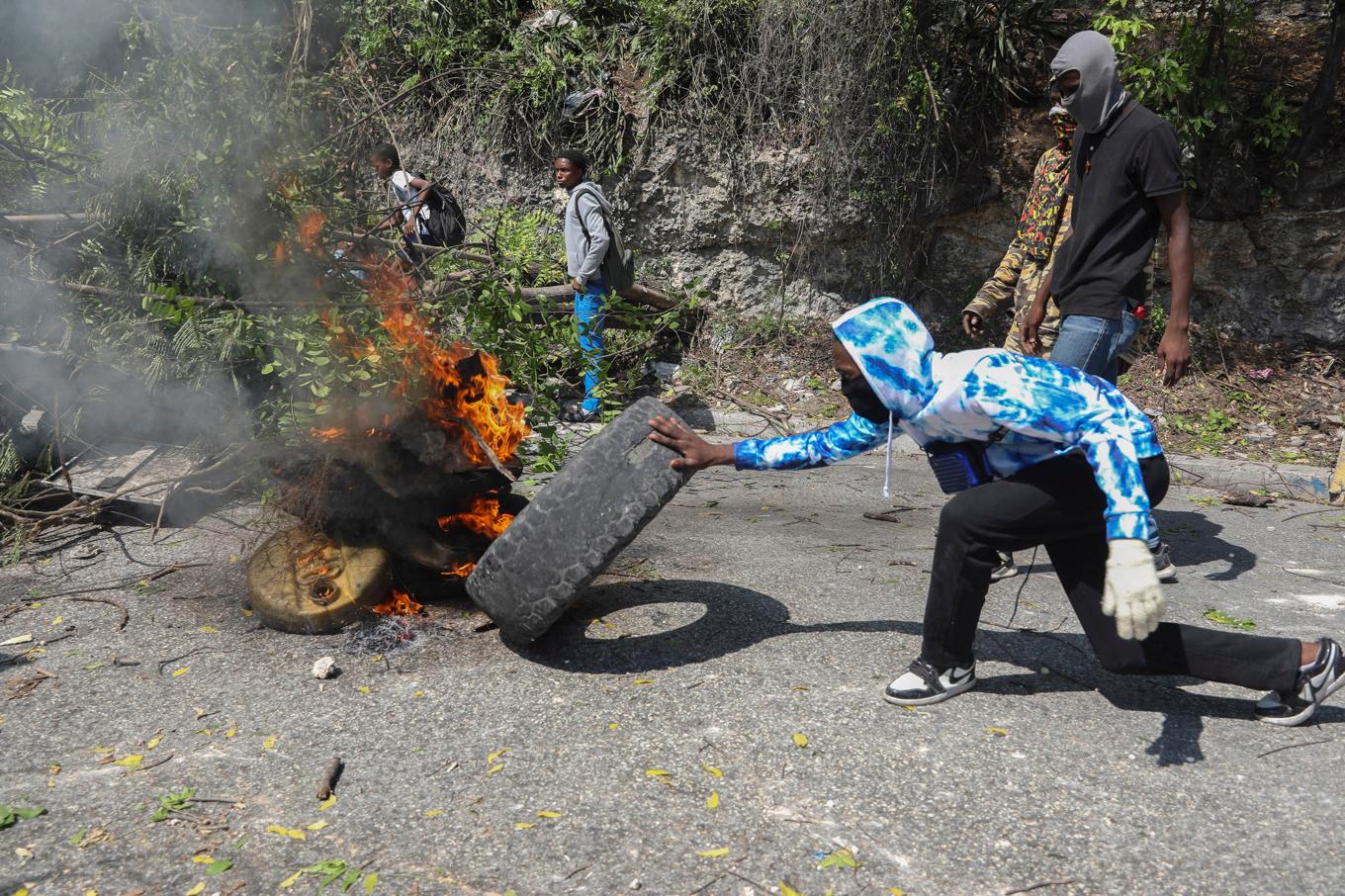 Kriminella grupper kontrollerar stora delar av Haitis huvudstad Port-au-Prince genom våldsmetoder. Foto: Odelyn Joseph/AP/TT