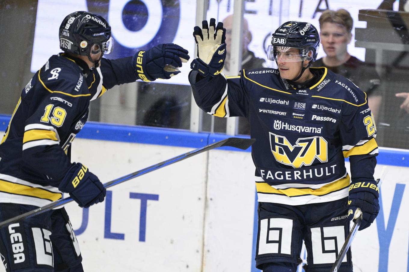 HV71:s André Petersson (till höger) blev stor matchhjälte i ångestkvalets fjärde match mot Modo. Arkivbild. Foto: Mikael Fritzon/TT