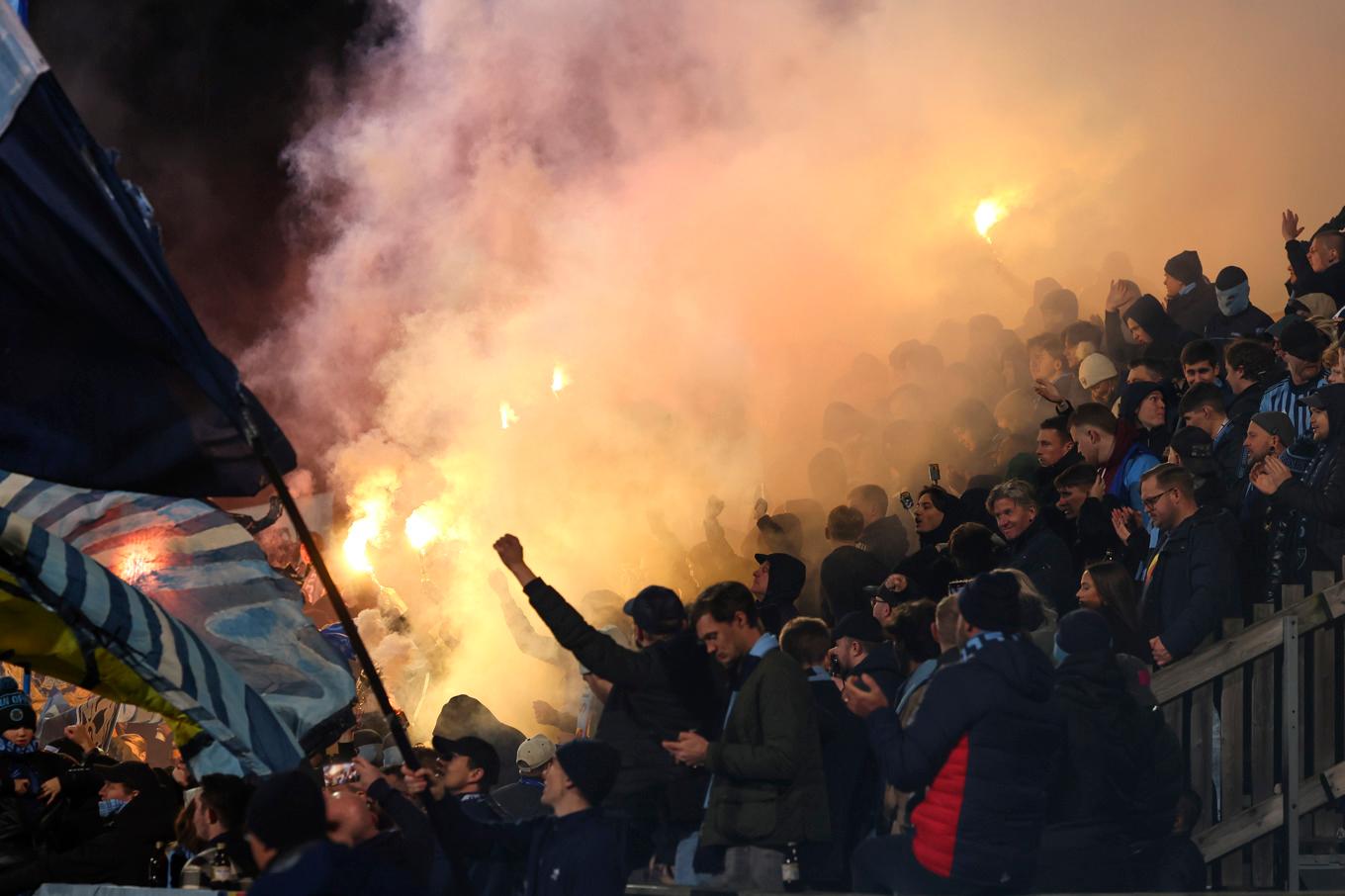 Bengalbränning av Djurgårdens supportrar på Halmstads hemmaarena Örjans vall under fjolårets allsvenska säsong. Foto: Anders Bjurö/TT