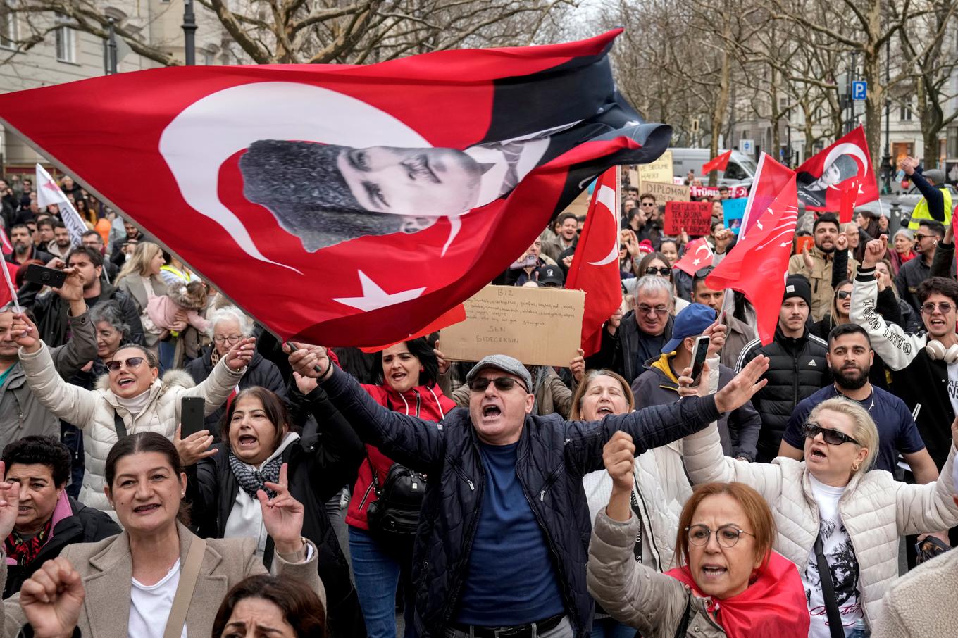 Gripandet av Ekrem Imamoglu väcker vrede på många håll i Europa och världen. Här demonstration i Berlin i söndags. Mannen på flaggan är Kemal Atatürk, grundare av CHP och sedd som Turkiets landsfader. Foto: Ebrahim Noroozi/AP/TT