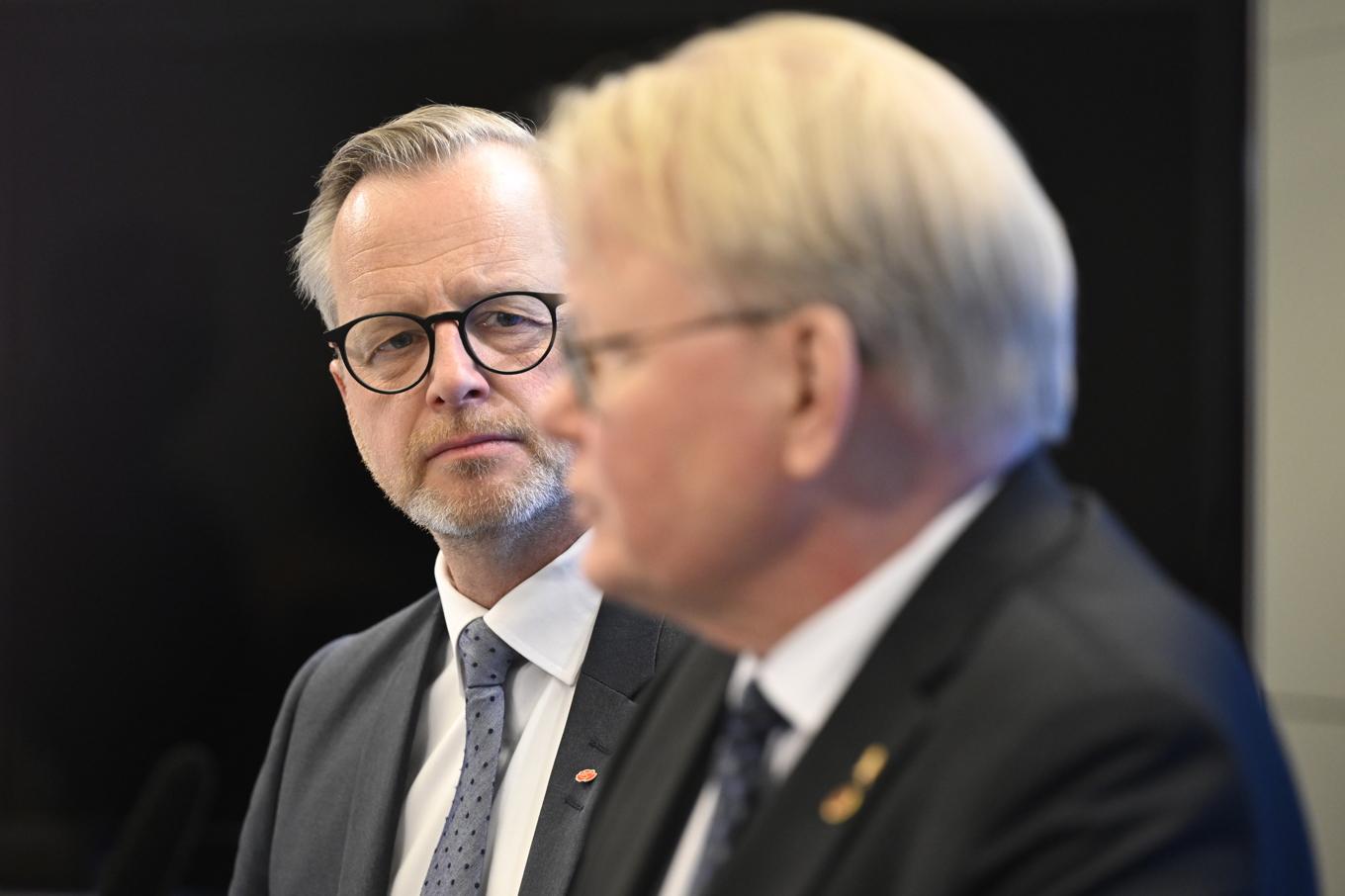 Mikael Damberg (S) och Peter Hultqvist (S) vill ha en diskussion om skattehöjningar för att betala försvarssatsningen på längre sikt. Foto: Jessica Gow/TT
