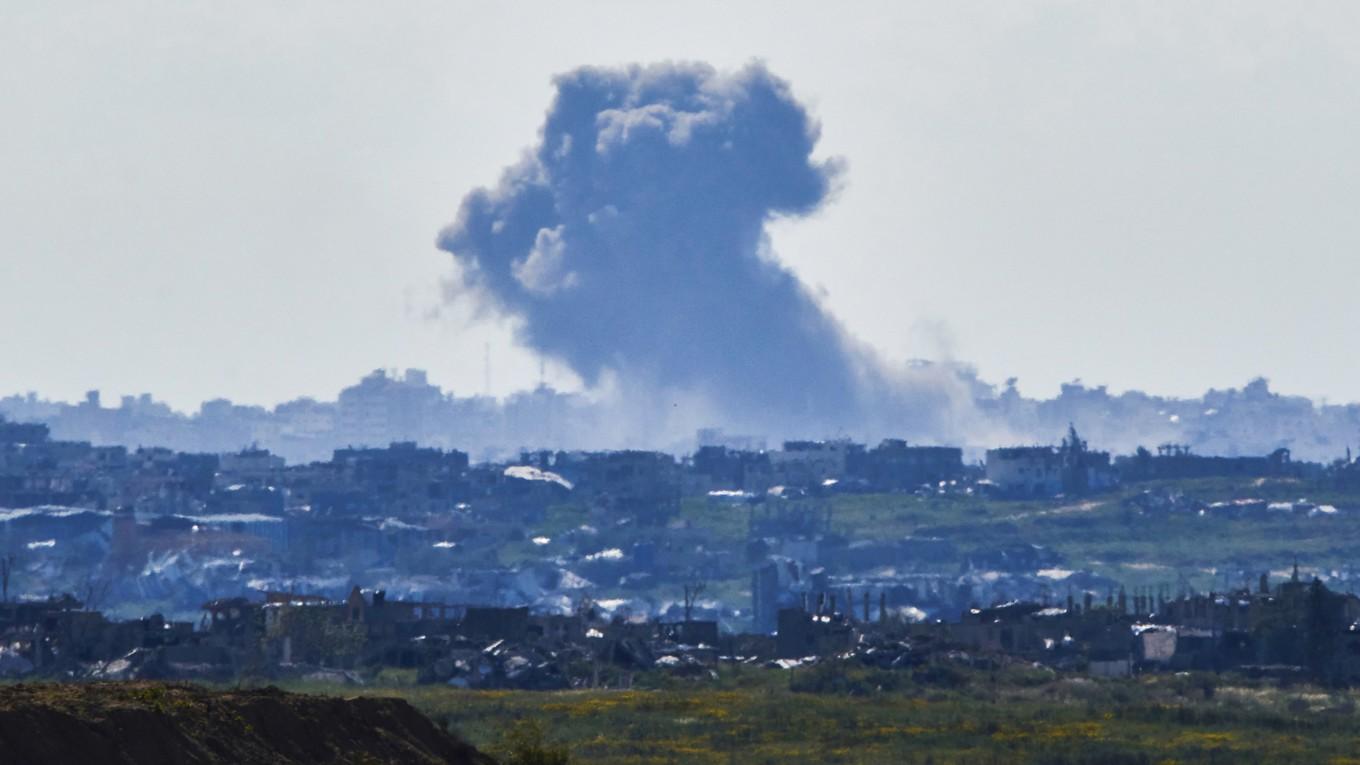 Rök stiger efter en explosion i Gaza, här sett från södra Israel på en bild från i söndags. Foto: Leo Correa/AP/TT