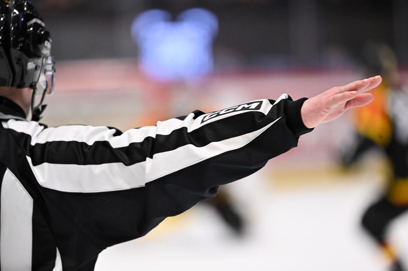 SHL:s domarchef tycker att hoten och haten är djup oroväckande och är rädd att de kan påverka framtida rekryteringar. Arkivbild. Foto: Henrik Montgomery/TT