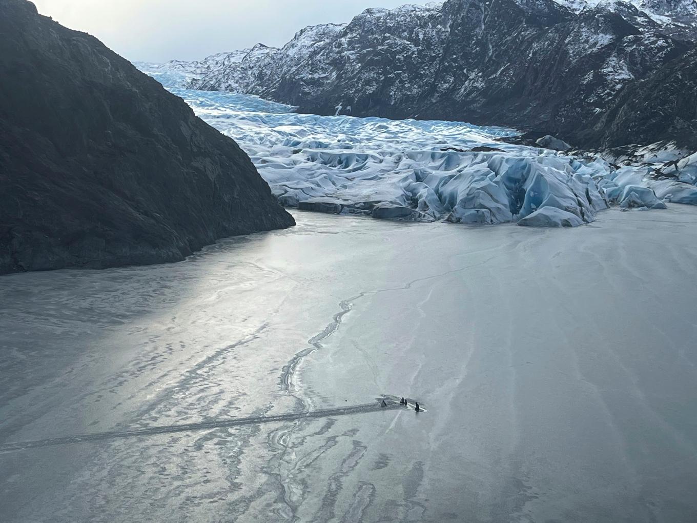 Det lilla flygplanet kraschade och sjönk delvis i Tustumena lake vid foten av en glaciär i Alaska på måndagen. Foto: Alaskas nationalgarde via AP/TT
