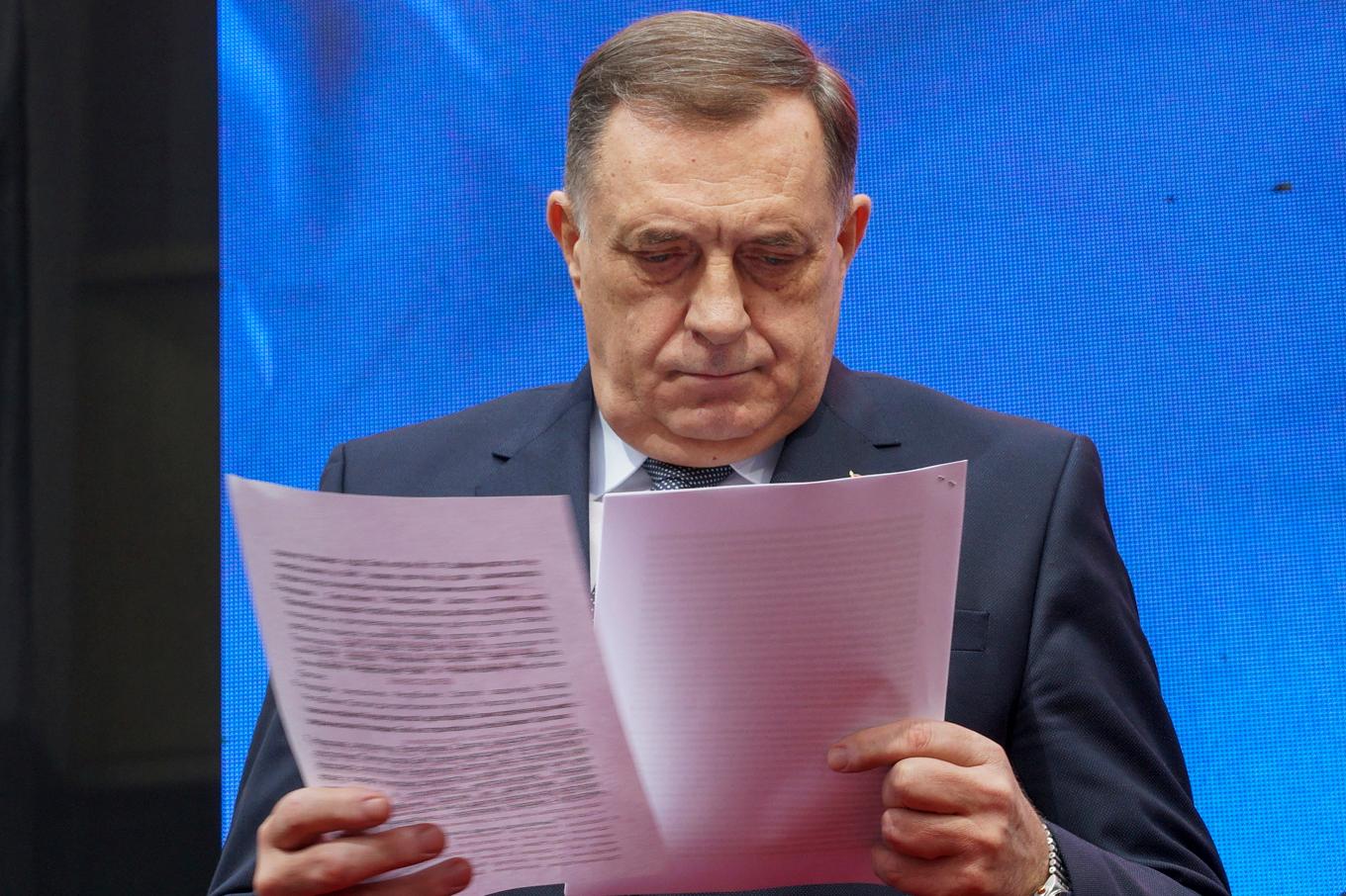 Bosnien-Hercegovinas bosnienserbiske president Milorad Dodik läser domen mot honom själv i februari. Foto: Radivoje Pavicic/AP/TT