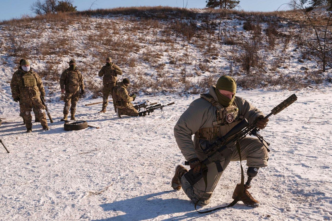 En ukrainsk prickskytt - som förlorat sitt ena ben i kriget - under övning utanför Kiev i februari. Arkivfoto. Foto: Evgeniy Maloletka/AP/TT