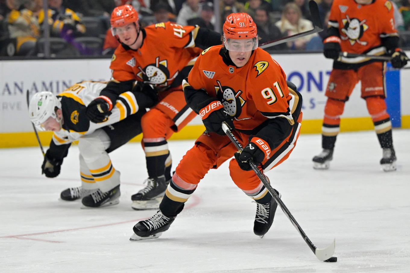 20-årige Leo Carlsson gjorde två mål för sitt Anaheim. Foto: Jayne Kamin-Oncea/AP/TT