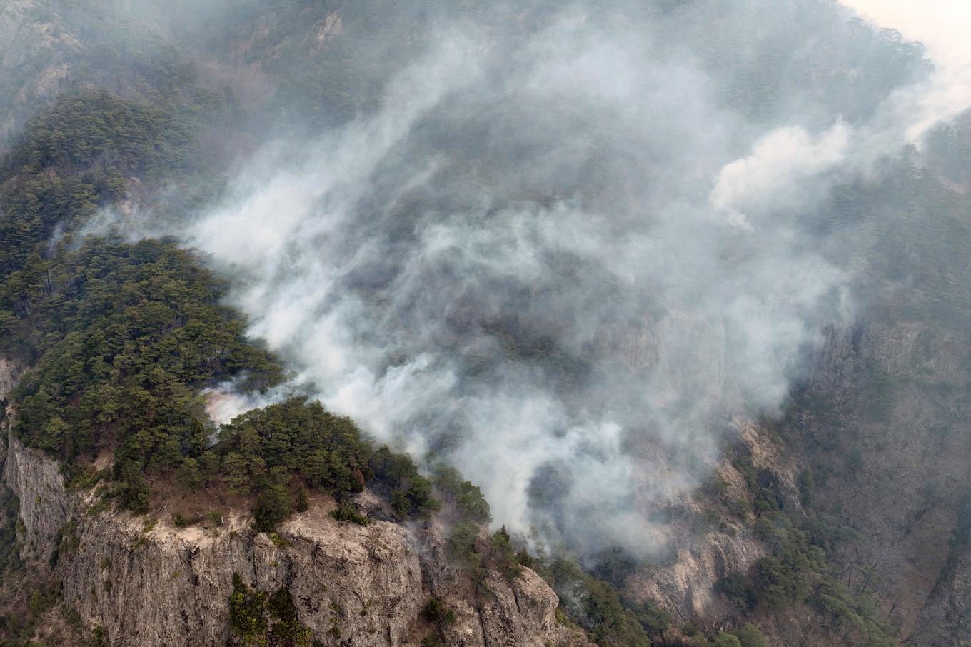 Rök stiger från markbränder i en nationalpark i sydkoreanska Cheongsong på torsdagen. Foto: Lee Moo-Yeol/AP/TT