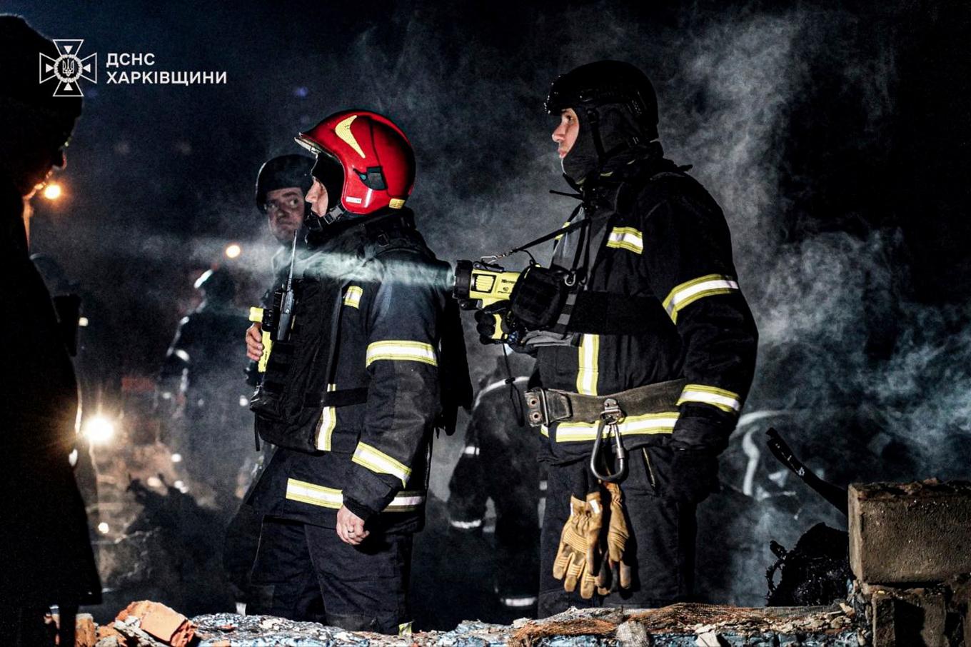Oavsett hur det är med energivapenvilan pågår kriget i övrigt som vanligt. Här syns brandmän i Charkiv i Ukraina efter ryska drönarattacker i onsdags kväll. Foto: Ukrainas räddningstjänst/AP/TT