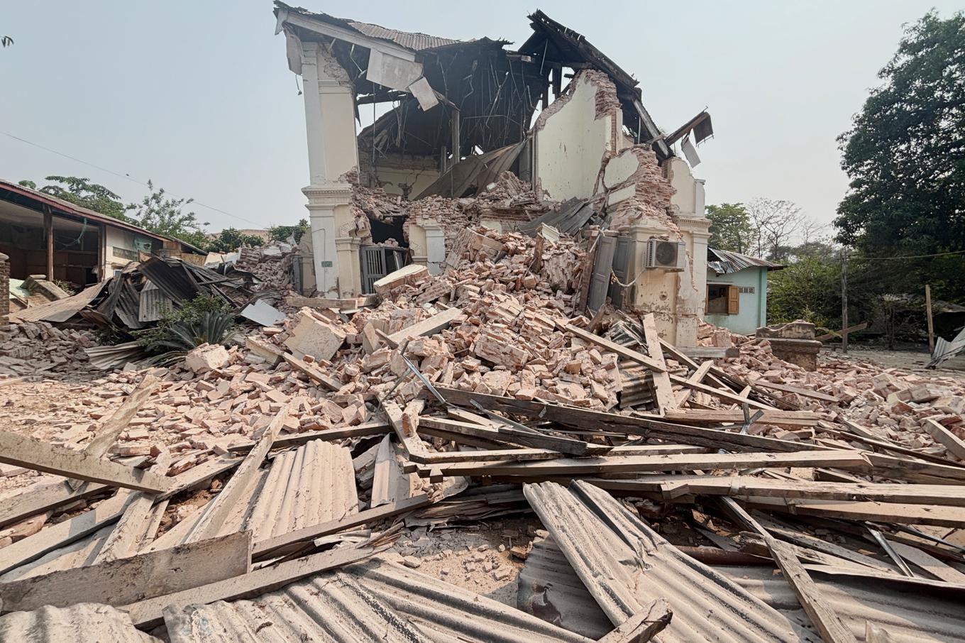 Ett skadat hus i Naypyitaw, Myanmar, efter skalvet. Foto: Aung Shine Oo/AP/TT