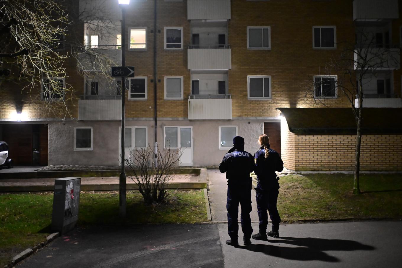 Poliser på plats efter skottlossningen i ett bostadsområde i Flatås i Göteborg natten till lördag. Foto: Björn Larsson Rosvall/TT