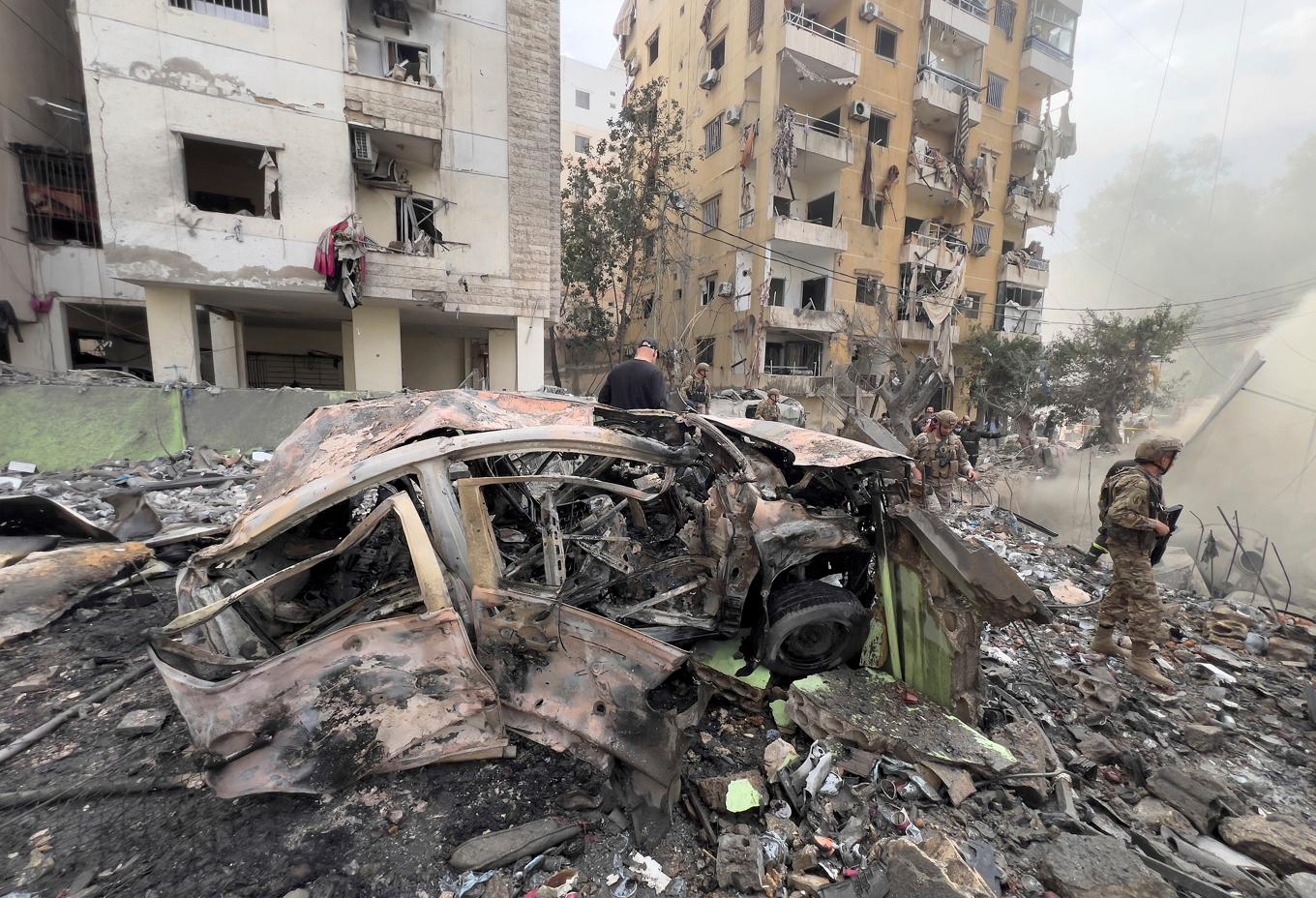 Libanesisk militär inspekterar platsen för en israelisk flygräd i fredags i södra Beirut. Foto: Hussein Malla/AP/TT