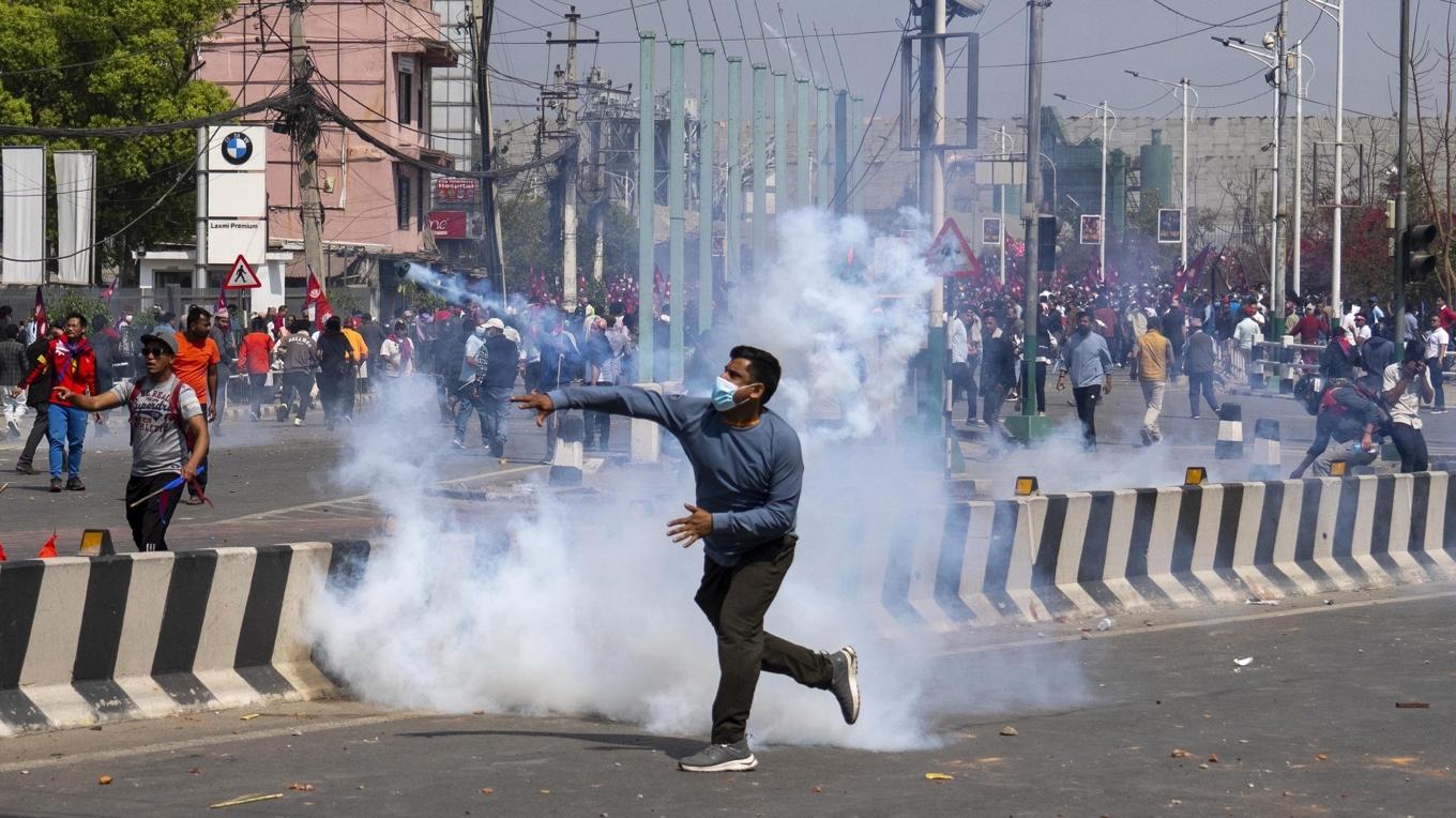 Det urartade till oroligheter när anhängare till Nepals tidigare kung demonstrerade. Två personer dog och 105 greps. Foto: Niranjan Shrestha/AP/TT