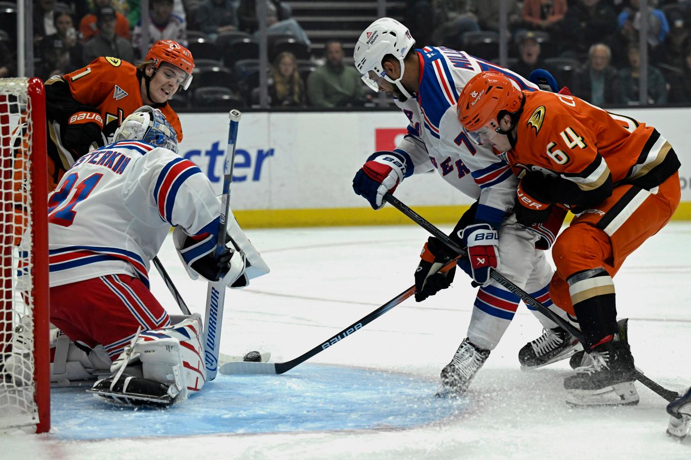 Anaheims Leo Carlsson, längst till vänster, avlossar ett skott mot Rangersmålvakten Igor Sjesterkin. Foto: Alex Gallardo/AP/TT