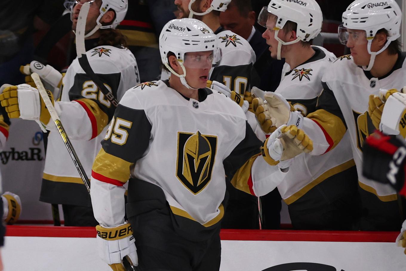 Vegas Victor Olofsson (95) firar sitt mål i andra perioden. Foto: Melissa Tamez/AP/TT