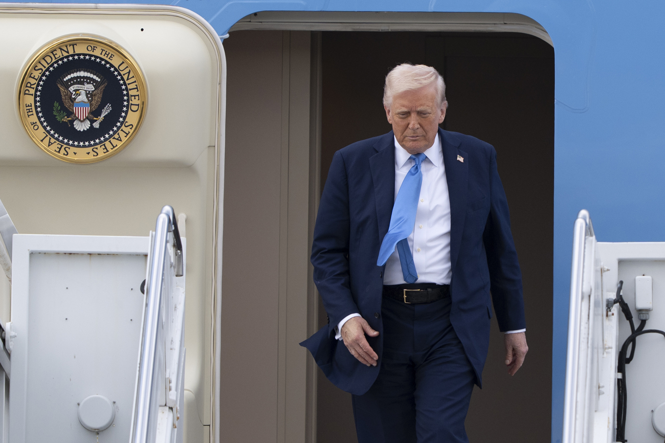 USA kommer att ta över Grönland, säger president Donald Trump igen. Foto: Manuel Balce Ceneta/AP/TT