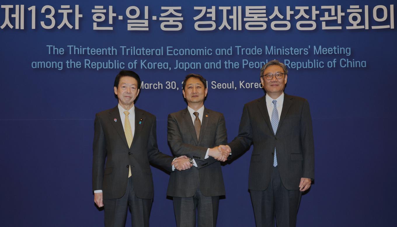 Sydkoreas industriminister Ahn Duk-Geun, i mitten, flankeras av Japans handelsminister Yoji Muto till väster och den kinesiske handelsministern Wang Wentao till höger i samband med söndagens möte i Seoul. Foto: Lee Jung-Hoon/Yonhap via AP/TT
