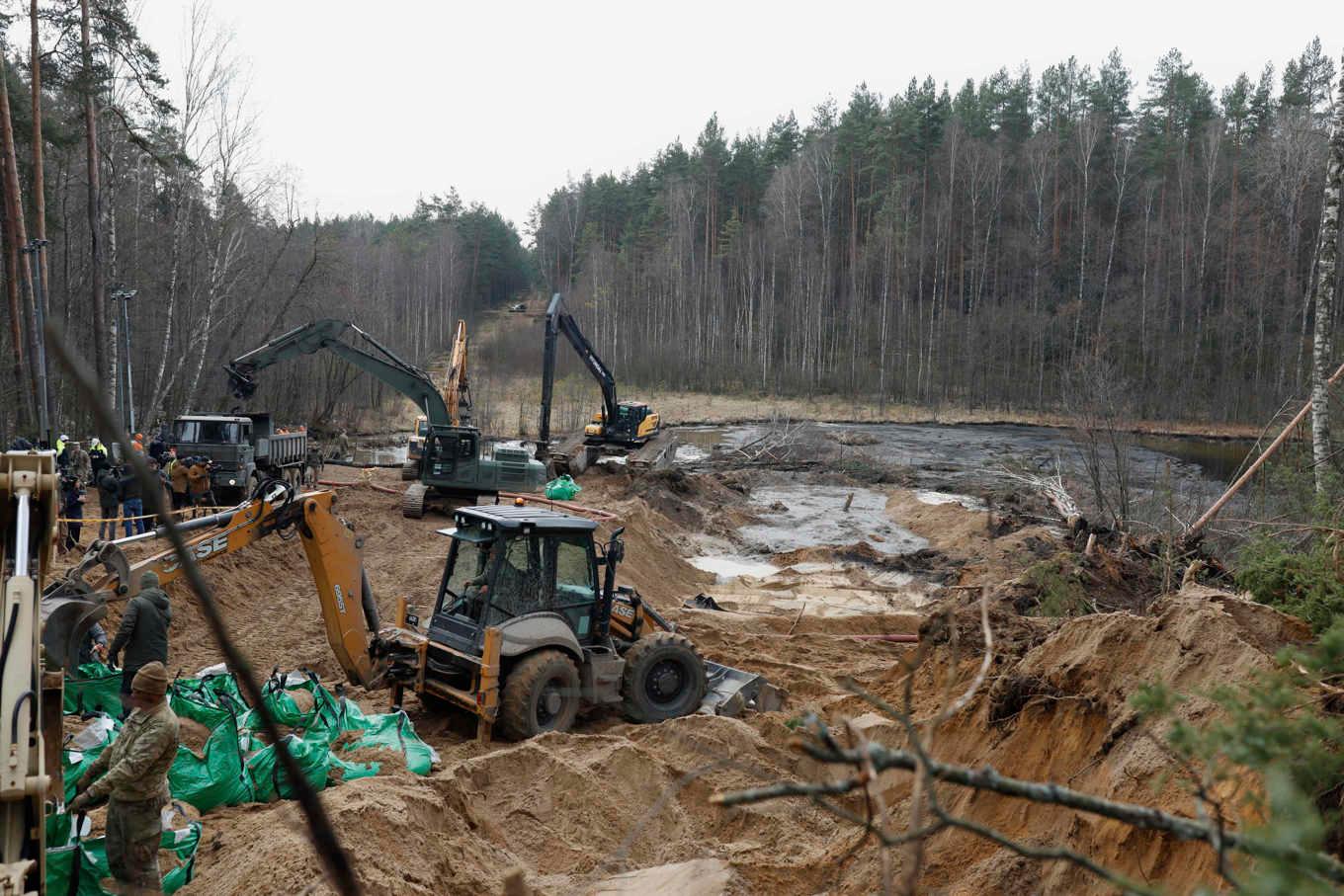 Omfattande sökinsatser fortsätter vid platsen där soldaternas fordon hittades i Litauen. Foto: Mindaugas Kulbis/AP/TT