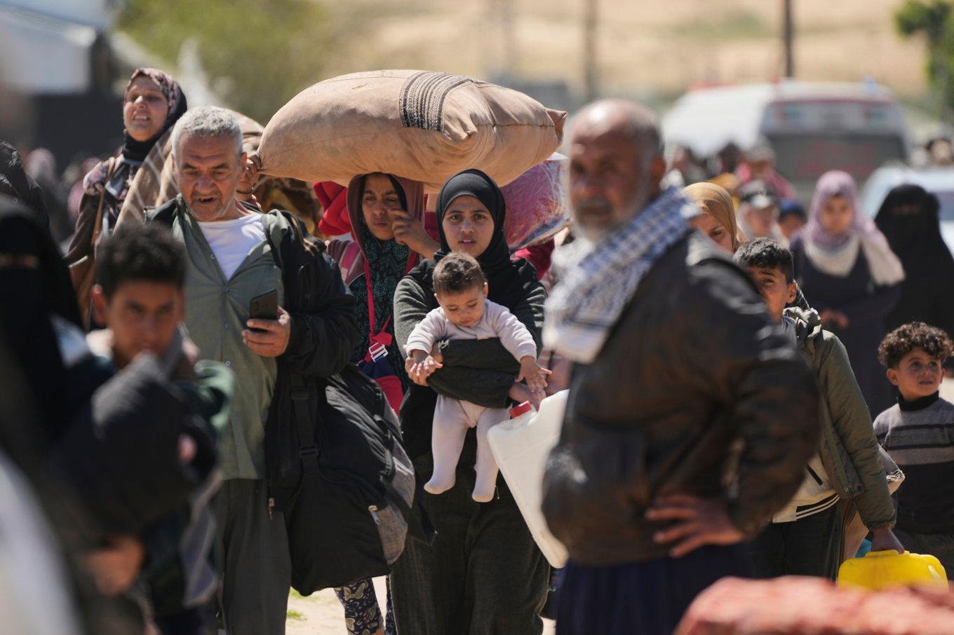 Palestinier på flykt från Rafah anländer till Khan Yunis tidigare i mars, sedan Israel ensidigt brutit vapenvilan med terrorstämplade Hamas. Foto: Abdel Kareem Hana/AP/TT