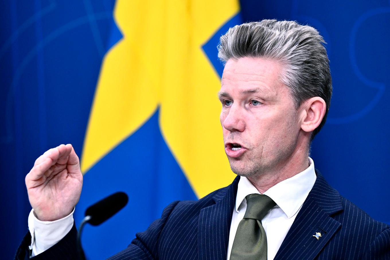 Försvarsminister Pål Jonson (M) presenterar nytt militärt stöd till Ukraina. Foto: Christine Olsson/TT