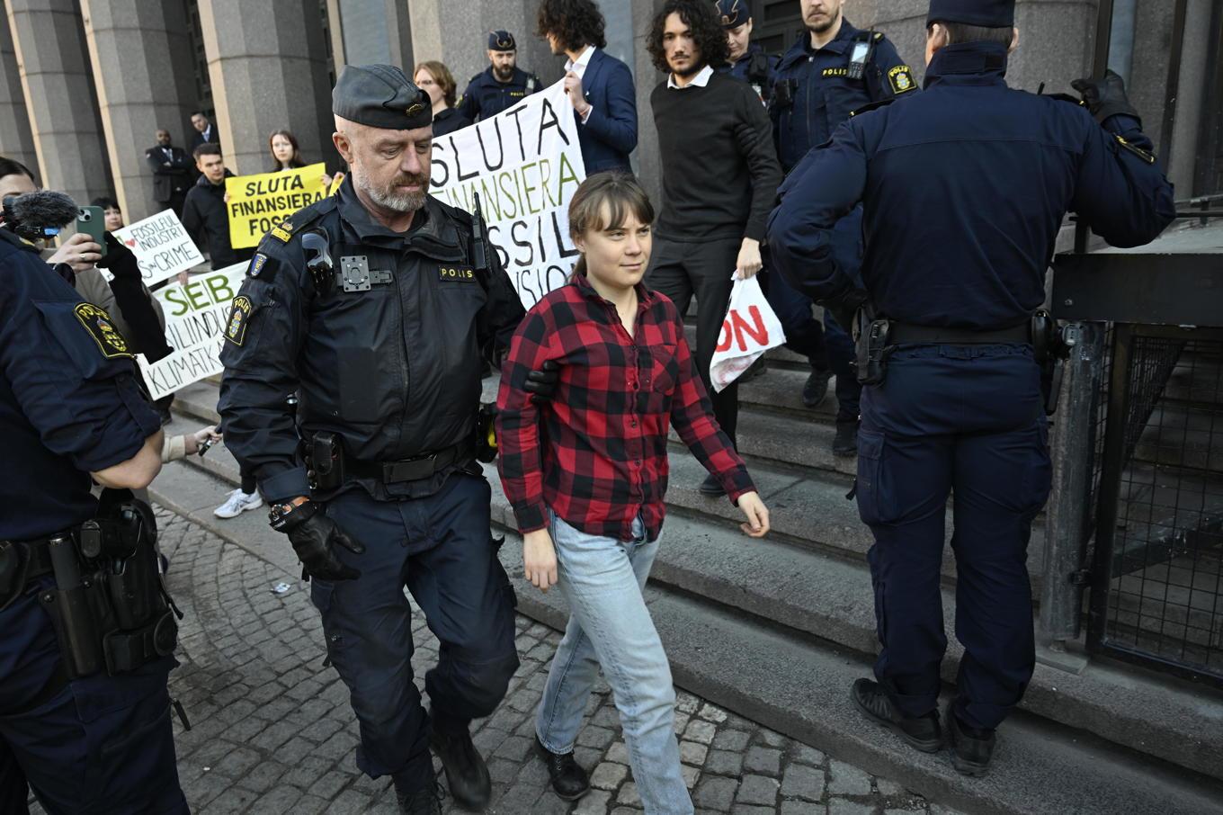 Greta Thunberg bortförd av polis utanför SEB årsstämma på Konserthuset i Stockholm. Foto: Fredrik Sandberg/TT